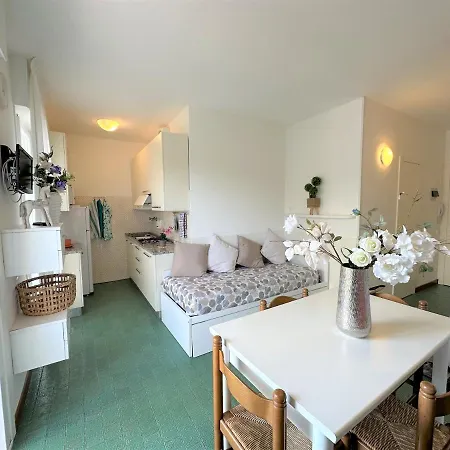 Lägenhet Spacious Studio Close To The Beach By Beahost *
